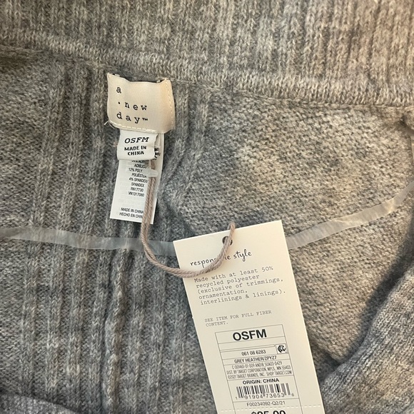 A new day OSFM gray poncho type sweater. NWT. Made with recycled polyester - Picture 4 of 8